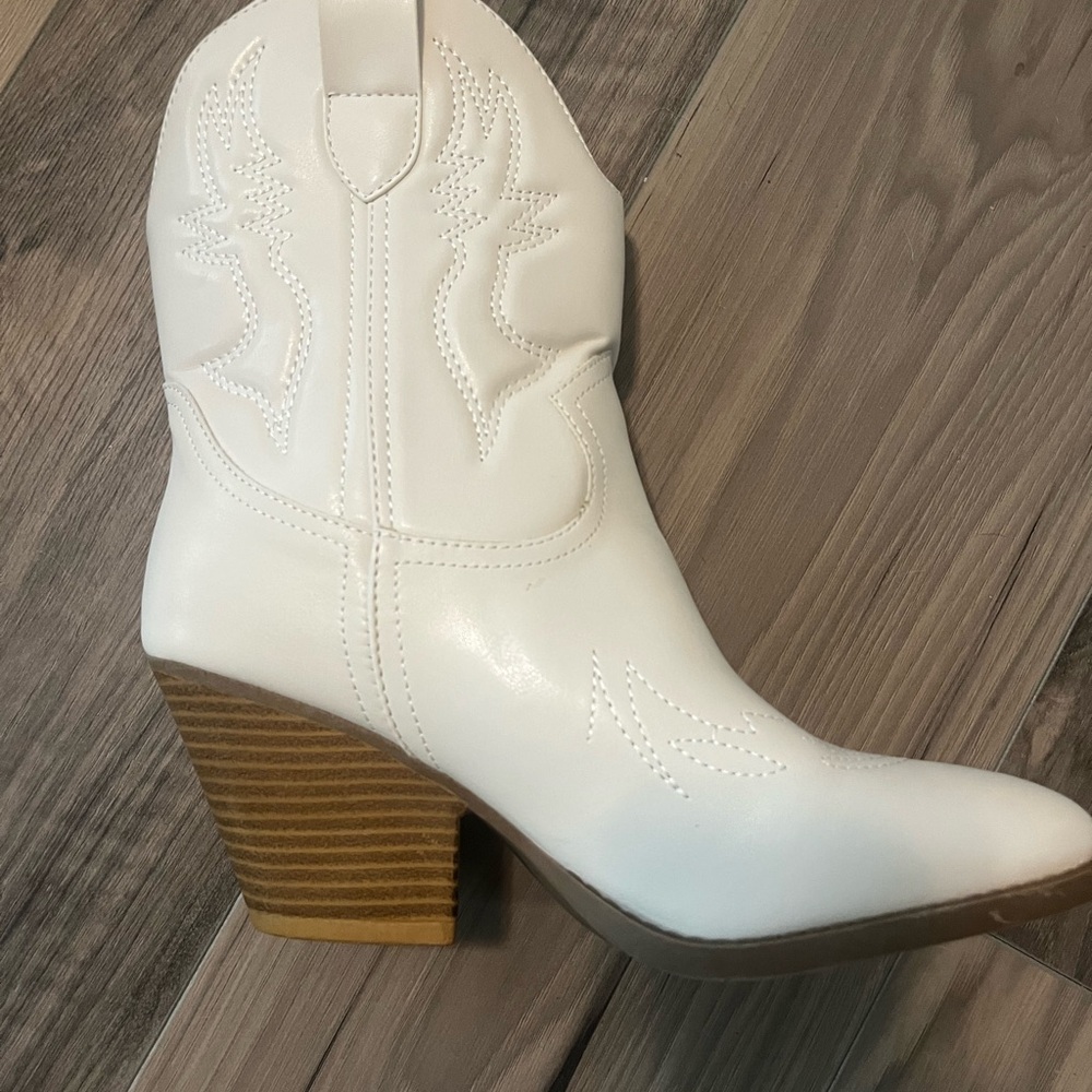 Pull On Block Heel Western Boots (Bone Color)